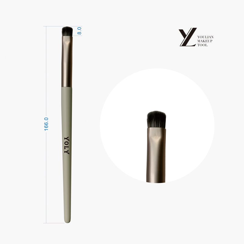 Come devo pulire il pennello per eyeliner dopo l'uso?